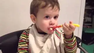 Théo mange son flan mdr