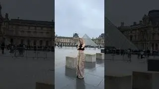 루브르 박물관 앞에서 Wop~!!! #Dara in #Paris #Louvre #Wop #SandaraPark #산다라박 #루브르 #파리