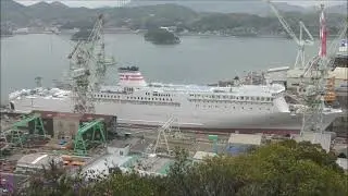 高台から見た輸送艦「くにさき」と「すずらん」　令和7年4月10日