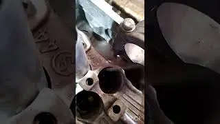 как без съёмника снять  сальники клапанов.
