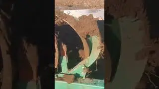 МТЗ-892  Пашет сам на позиционном регулирование без опорного колеса. 