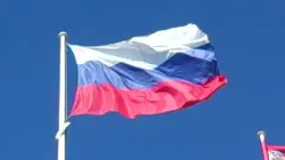 Флаг России развевается на ветру и звук (шум) летящего вертолета в небе