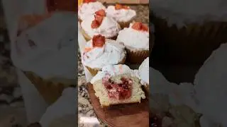 If you have Strawberries make these Strawberry Shortcake Cupcakes 🍓 #shorts