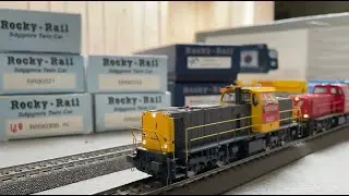Double Mak NS 6400 tractant un convoi de wagons Sdggmrs Twin Car