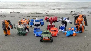 Wow banyak mainan Tobot yang tergeletak di pinggir laut Guys Tobot Rocky, Tobot Zero, Tobot X