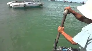 Прикольная вьетнамская техника гребли на круглой! посудине