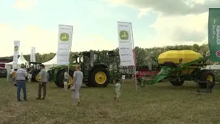 Техника Джон Дир на выставке 