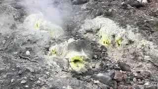 日本の絶滅した片沼火山 -Спящий Вулкан Катанума в Японии-release of sulfur vapor from the extinct volcano Japan