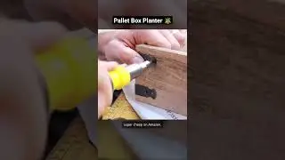 Make an easy Pallet Box Planter using cheap brackets from Amazon #diy #palletproject #garden #plants