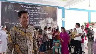 menerima Berkat dari Uskup