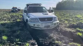 Паджеро утонул в весеннем поле