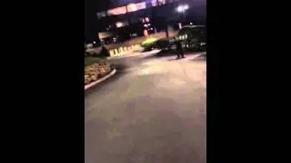 Mortal cravado de costas com  longboard
