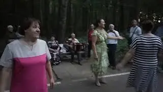 Измайловский парк. Девченки и гармонист что надо. Гармошка. Частушки. Пляшем. 10.07.21г