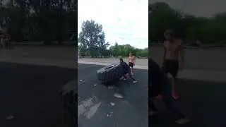 С колена поднял шину. Стих читает Эльмура Абдуллаева.