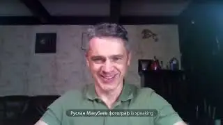 Фиолетовый забор и разноцветная пирамида.