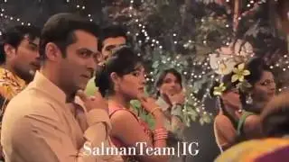 Salman khan doing masti on the shooting sets with Crew Members