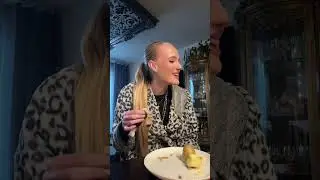 немка кайфует от копченой рыбки