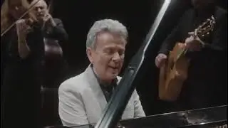 Итальянский певец PUPO. 