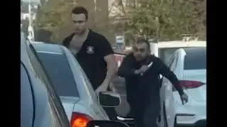Дичь набирает обороты! Мартыш с ножом напал на человека на дороге!