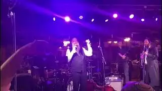 הזמר שולי רנד ברגעי שמחה דקות ספורות לאחר חופתו עם מגישת הטלוויזיה צופית גרנט. צילום: איציק אוחנה