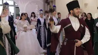 Черкесская свадьба. Традиции. Вводят в зал невесту.