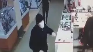 Разгром ТЦ Алтын в Казани  Неизвестные в масках и с битами разгромили витрины 16.03.2017 года