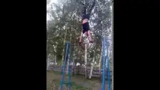 народ зацените пацан впервые залез на турник