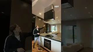 Высокая вытяжка над кухонным островом
