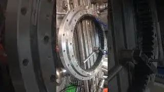 сверление подшипника эксковатора с помощью Уци на фрезерном станке.