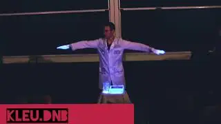 Lecturer drops funny DNB dance!