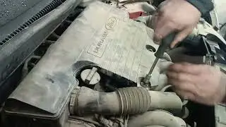 Replacing the air filter on a 2010 Ford Fusion