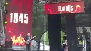 Вы слышите 9 мая 2014 у памятника Победе в Риге