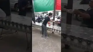 Gürcüstanda  İmam Hüseyn (ə) ehsanları paylayır