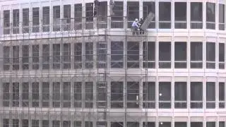危険と隣り合わせ。　高層ビルに足場を組む職人の神わざ