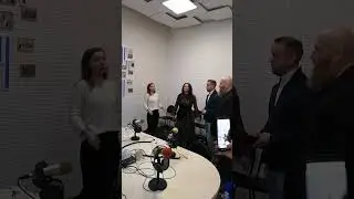 Юморные ведущие умеют развеселить перед эфиром  #алевтина #shorts