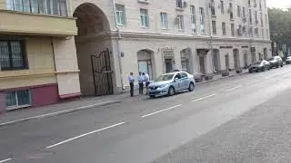 Полиция роется в сумке у прохожего.