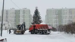 Все силы брошены на уборку дворов и аллеи
