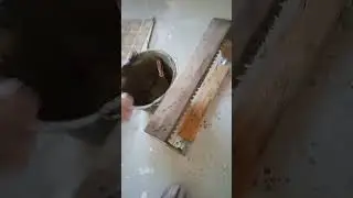 ВЫРАВНИВАЕМ ПОЛЫ ПОД УКЛАДКУ ПЛИТКИ ПРИ ПОМОЩИ КЛЕЯ И ГРЕБЕНКИ