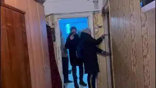 Посторонние люди имеют ключи от коммунальной Квартиры.